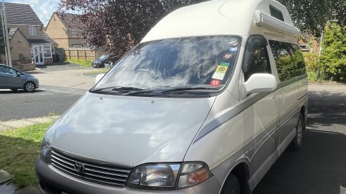 Oli  – Campervan Toyota a 2 posti letto del 2011