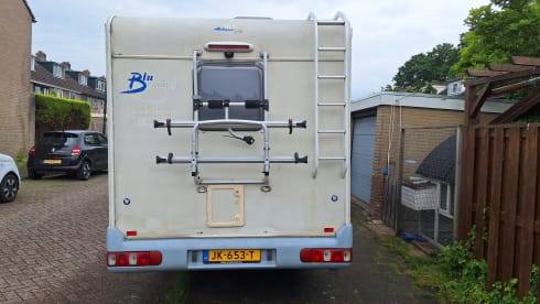Familie camper met 6 gordels en 8 slaapplaatsen incl inventaris 
