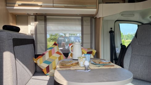 Vrije Vogels – Young luxury Knaus Sky Ti with bicycle carrier + large garage + camera