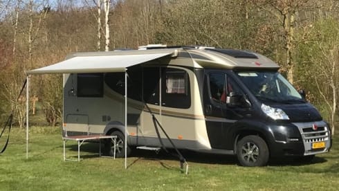 Moonlight – Wonderfully comfortable Bürstner semi-integrated motorhome