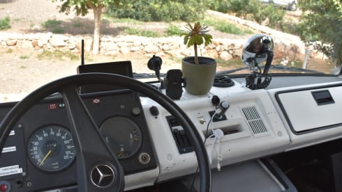 Barry – Unique off-grid oldtimer Mercedes 508 camper