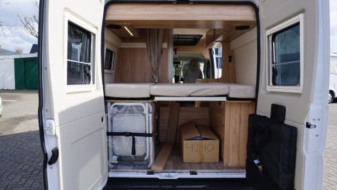 Bus camper with lifting roof