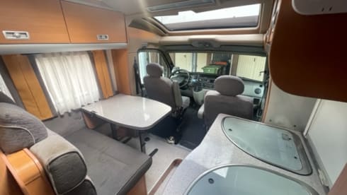 Halbintegrierter Camper von Knaus für 3 Personen