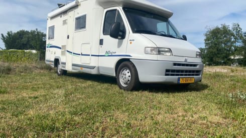 Very neat, luxurious and complete Chausson Allegro 68 with 4 sleeping places.