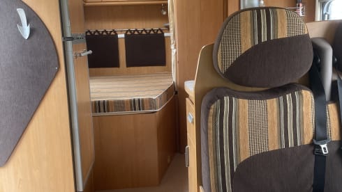 Semi-integrated camper Pilote
