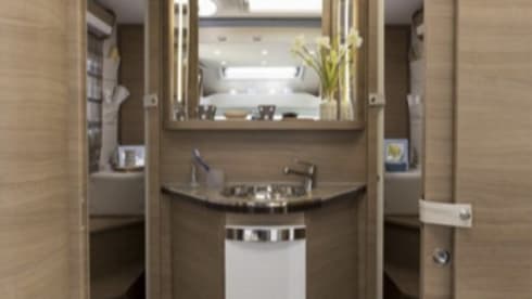 Luxurious Elnagh T-loft 591, diesel engine 150 hp, manual, driving license B