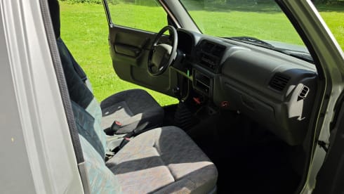 Vivi l'avventura con questa Suzuki Jimny dotata di tenda da tetto!