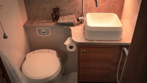 Lily – Lily - Luxury 4 Berth, Automatic Motorhome 