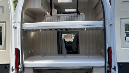 Dreamer Camp 5 – Spacious campervan for 4 to 5 people (sitting & sleeping)  