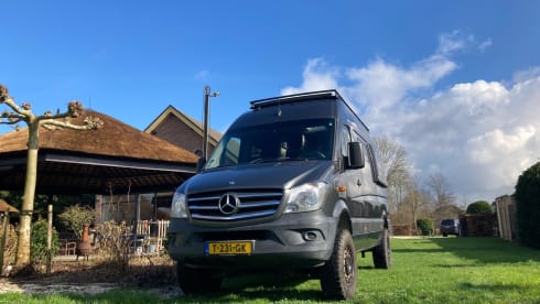 The Beast expeditie camper – 3p Mercedes-Benz bus from 2023