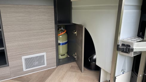 Houseonwheels 2 – Renault master buscamper jan 26 100 KM douche/ toilet ruimte standkachel.