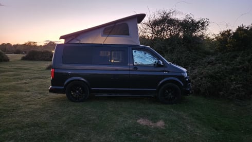 Betty – VW Campervan 4 Berth - Great looking van, cosy living space