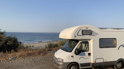 Hymer – Nice Hymer (alcove) camper with air conditioning and cruise control