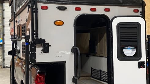 Real-Lite – Toyota Hilux (2025) with camper unit