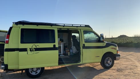 Crazy Yellow Chevy Van per andare tutti "Off Grid".