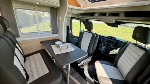TWIN SUNNY – SEMI-INTEGRATED T 670 S TWIN BEDS, AUTOMATIC