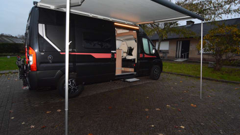 Black Beauty – Luxury Pilote bus camper for 2 persons