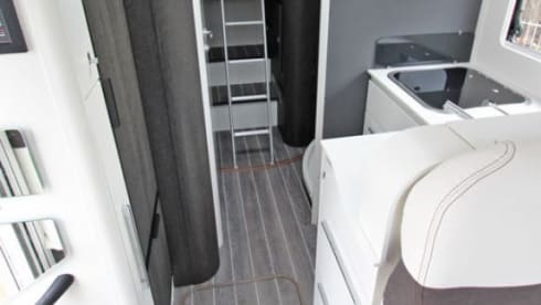 Roller Team Granduca 284 M – luxury alcove mobile home (Automatic!)