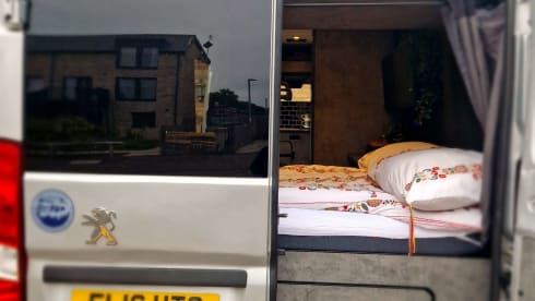 SKYE – OFF-GRID 2 berth Shower Kitchen Heating - bedding included - Campervan