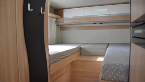 Beautiful 4 pers. 2015 semi-integrated, with complete inventory.