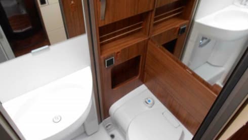 Beemster 7 – Hymer, 2 person camper, automatic with many options