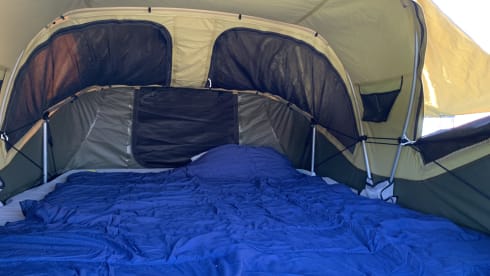 Happy Bimmer Rooftop Tent – Reliable BMW 740d with very large Thule roof tent and complete inventory