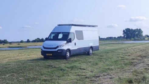 Luxuriöser, autarker Campervan mit Automatikgetriebe.