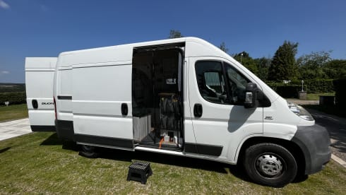 Busje naar Zuid Lara – Wonderful self-built camper bus for 2p