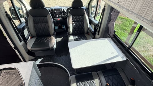 OFIE – Vi presentiamo OFIE, il nostro camper a 4 posti letto, pronto per la vostra avventura. 