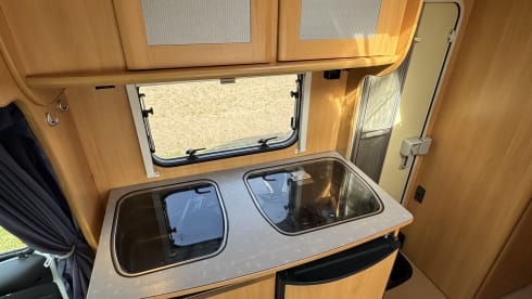 Bel camper semi-integrato Dethleffs per un massimo di 4 persone