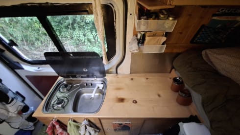 Zweisitziger Mercedes-Benz Off-Grid-Bus aus dem Jahr 2012
