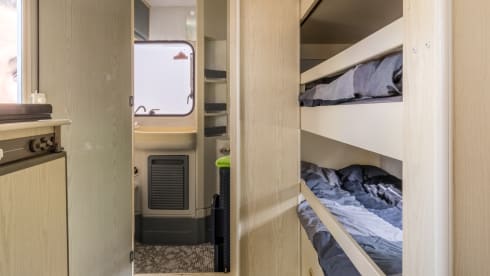 Cozy 8-pers. with 5 fixed berths.