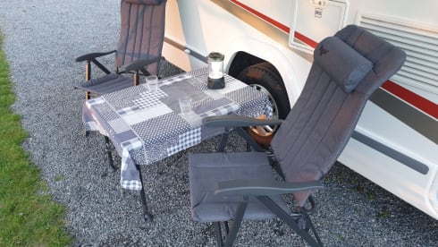 Very luxurious, spacious and comfortable camper with Queen size bed, super complete!