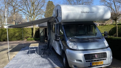 De Glucksmobil! – 6 person family camper Alcove