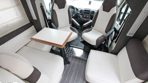 Roller Team Granduca 284 M – luxury alcove mobile home (Automatic!)