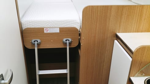 Libby – From 2022!! Good new 4 pers. camper with longitudinal beds and pull-down bed