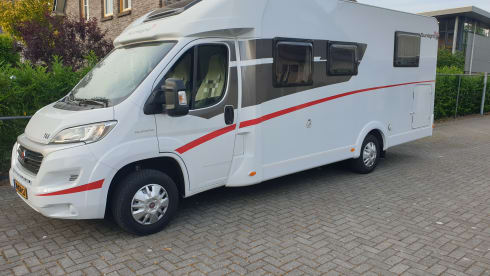 Luxe Sunlight  – Beautiful richly equipped Camper, very fresh and very young.