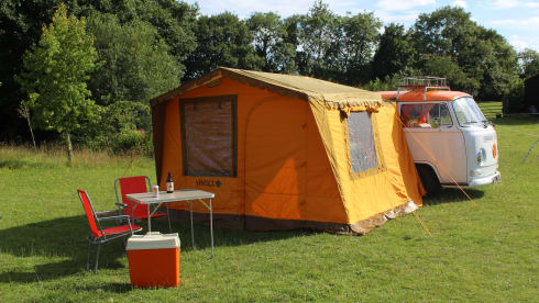 Stanley – LOVE LIFE IN THE SLOW LANE WITH STANLEY