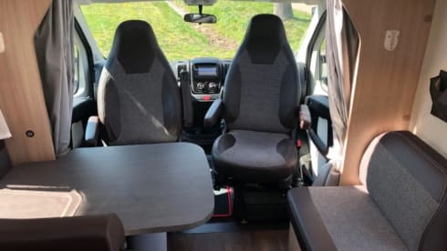 Sunlight T68 – Hele mooie ruime 4 persoons Sunlight camper uit 2018, veel bergruimte.