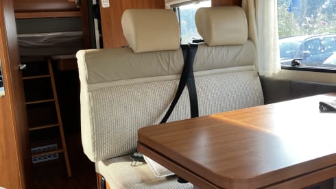 4p Knaus semi-integrated with 2x air conditioning / length beds / lifting bed (electric)