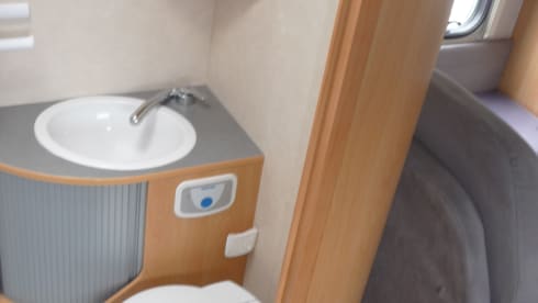 Nice compact camper for 4 people.