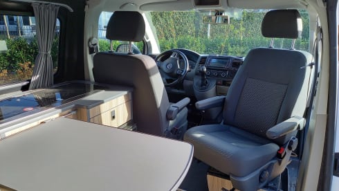 Rinus – 4p Volkswagen t5 150 hp automatic bus camper