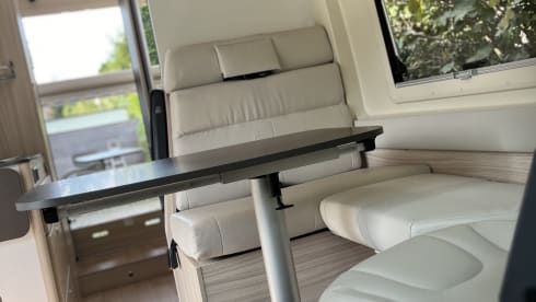 Dreamer Camp 5 – Spacious campervan for 4 to 5 people (sitting & sleeping)  