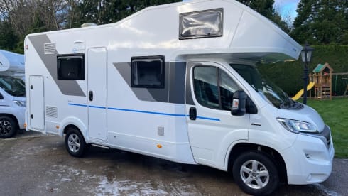 7 berth Adria sunliving ad70dk. Reg 2022