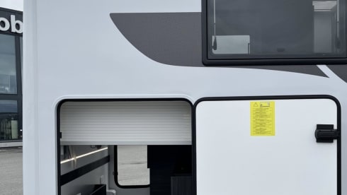 Benimar met queensbed, grote keuken en electrische fietsendrager