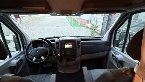 Crazy camper – 2p Mercedes-Benz bus uit 2017