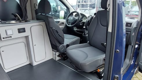CAMPING-CAR SUPER COMPACT 2 PERSONNES CLIMATISATION RÉGULATEUR DE VITESSE PANNEAU SOLAIRE 