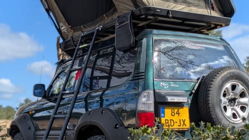 Cool Toyota Landcruiser with 2-person roof tent, unlimited km!