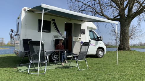 Gemütlicher Camper mit Klimaanlage im Wohnbereich