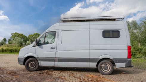 Keesie – Volkswagen Crafter Off-Grid Bus Camper with Roof Terrace